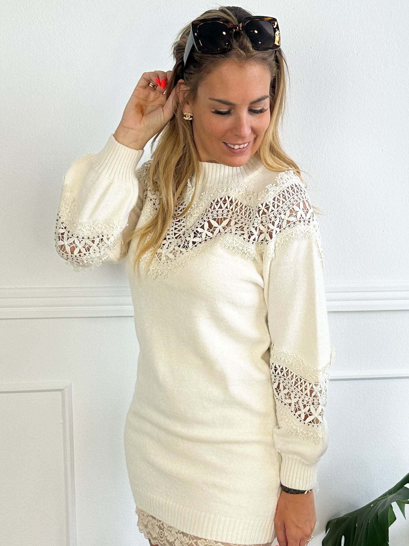 Oxana - Mjuk stickad klänning med broderingar över byst och ärmar